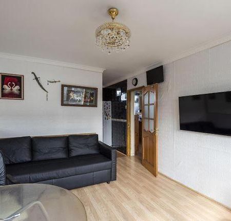 1 Bedroom Flat Close To City With Free Parking Arrangement London Exteriör bild